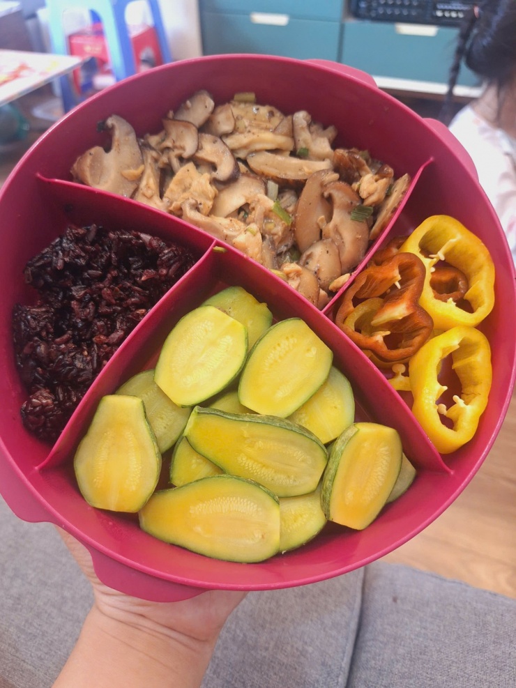 Tự nấu cơm mang đi làm, mẹ 8X giảm 15 kg sau 9 tháng 12 Tự nấu cơm mang đi làm, mẹ 8X giảm 15 kg sau 9 tháng - 11