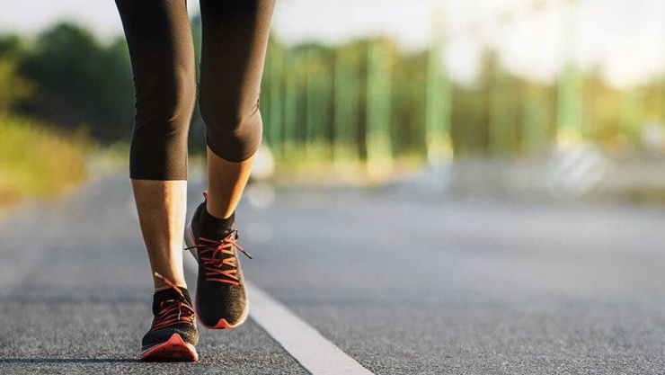 Nên đi bộ ngắt quãng: xen kẽ 3 phút đi bộ cực nhanh với 2 phút đi bộ chậm hồi sức.