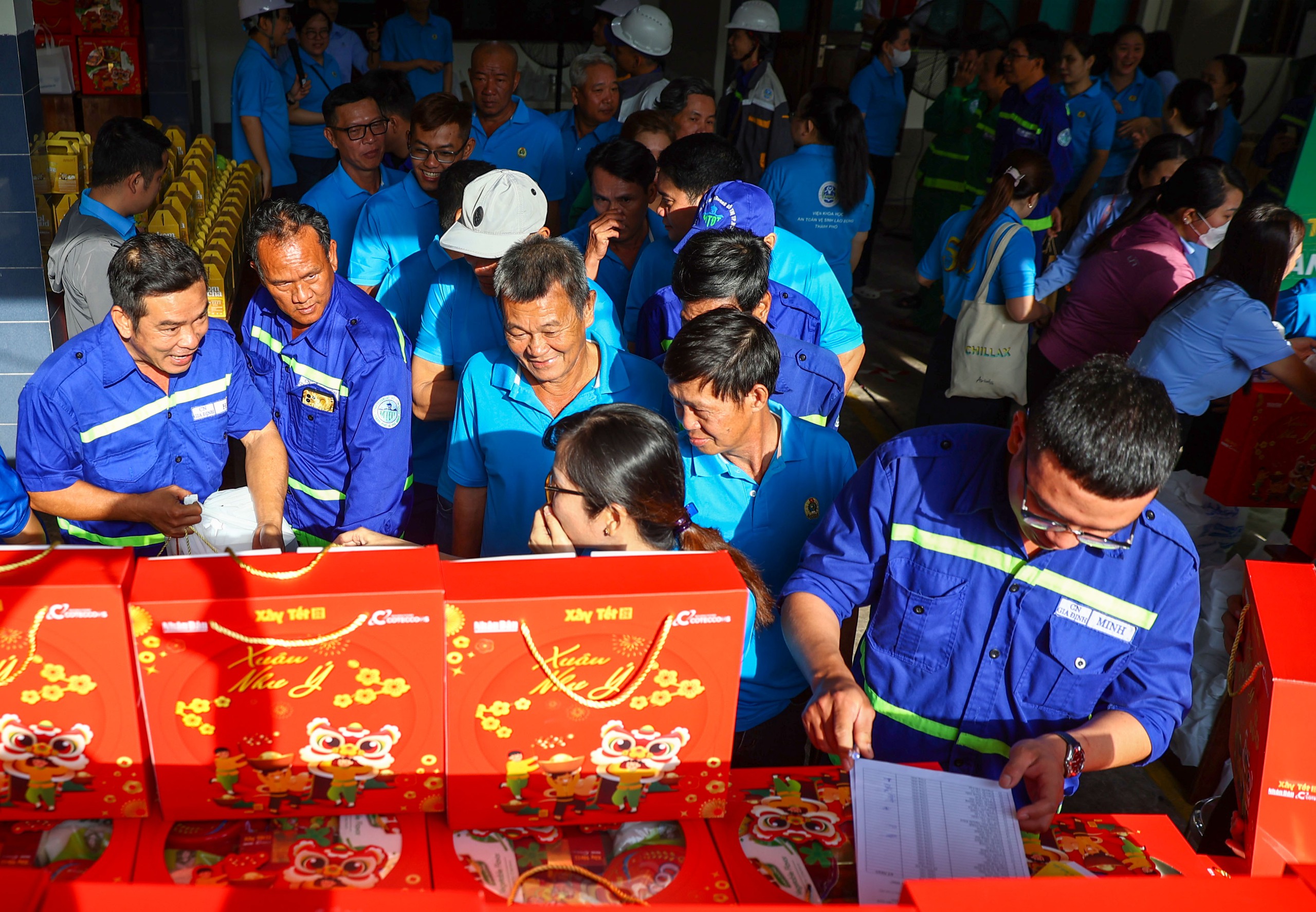 Công nhân vệ sinh TPHCM đón Tết sớm - Ảnh 2.