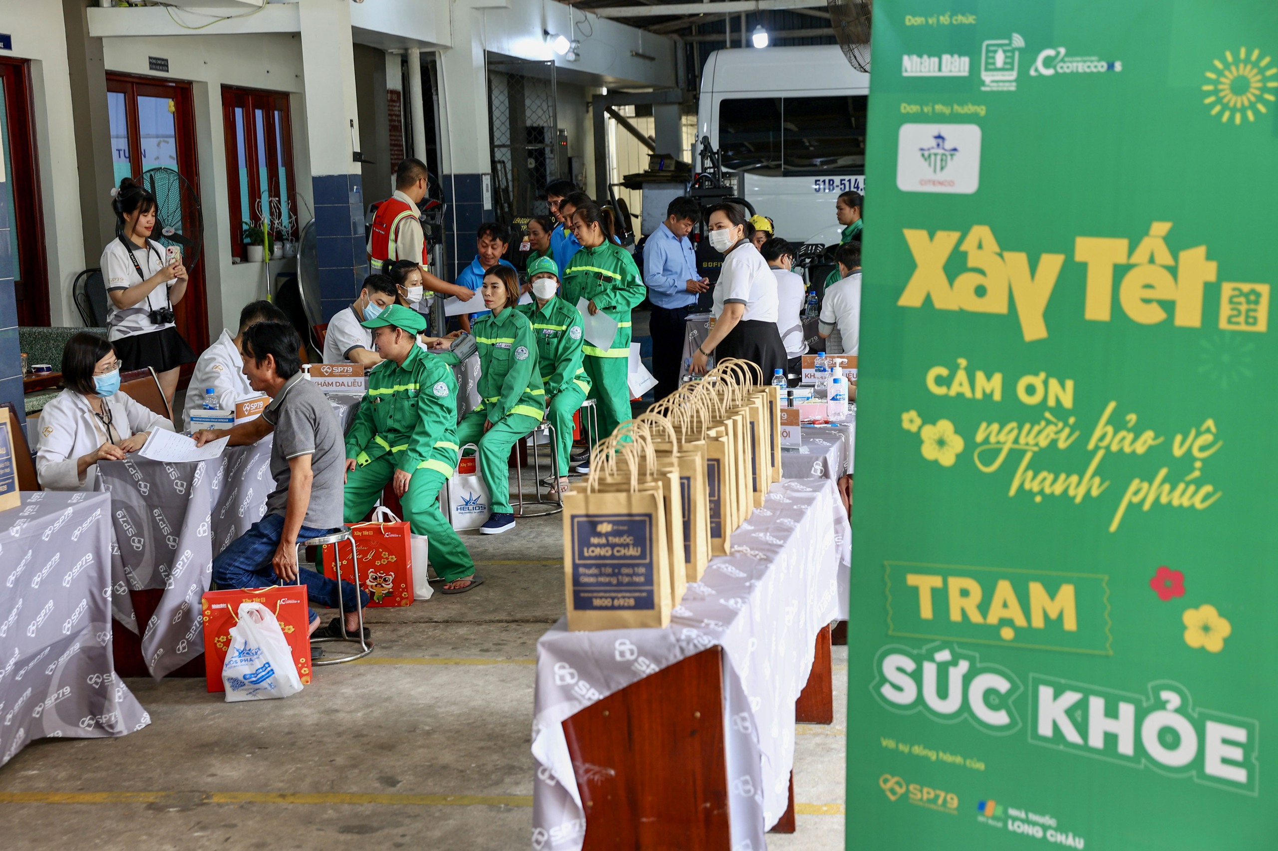 Công nhân vệ sinh TPHCM đón Tết sớm - Ảnh 3.