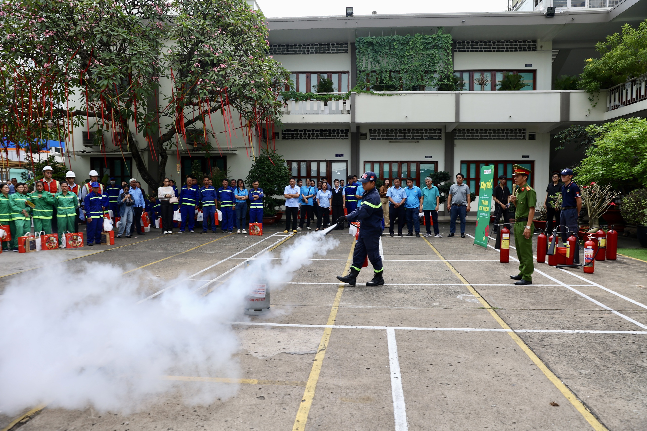 Công nhân vệ sinh TPHCM đón Tết sớm - Ảnh 4.