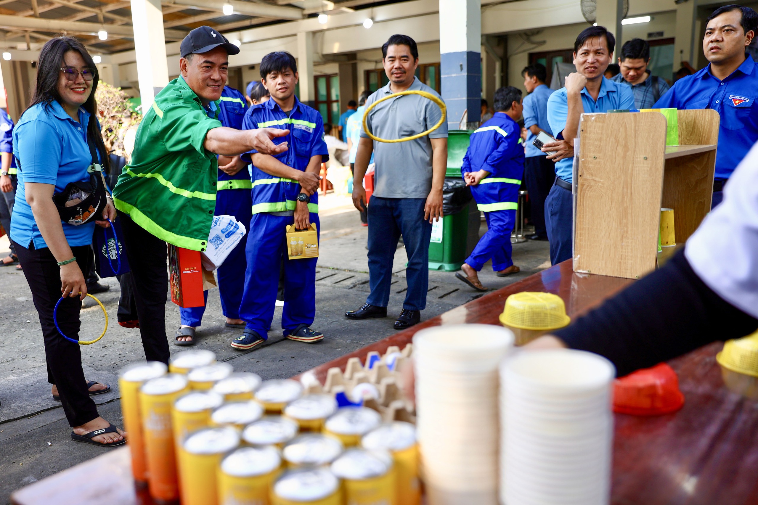 Công nhân vệ sinh TPHCM đón Tết sớm - Ảnh 7.