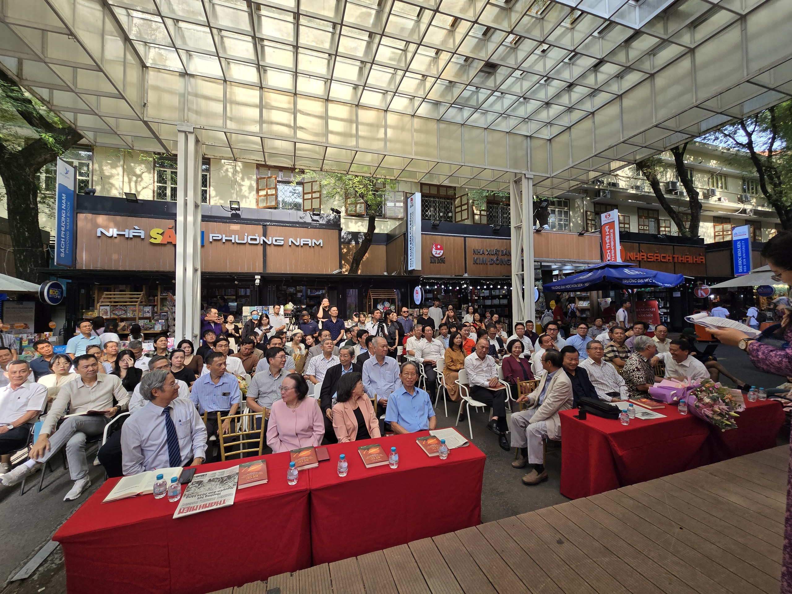 TS Trần Du Lịch ra mắt hồi ký- Ảnh 2. TS Trần Du Lịch ra mắt hồi ký- Ảnh 2.