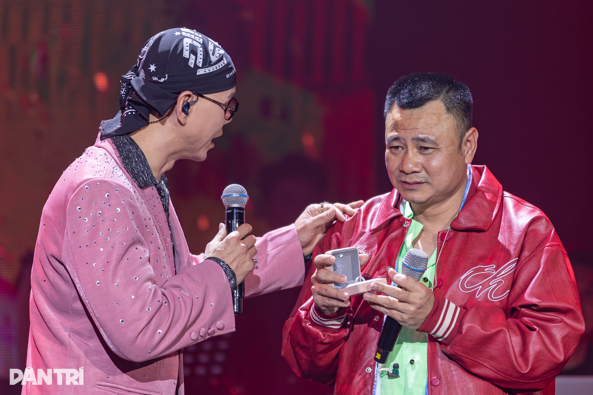 NSND Tự Long hát nhạc chế hài hước khiến khán giả bật cười - 2 NSND Tự Long hát nhạc chế hài hước khiến khán giả bật cười - 2