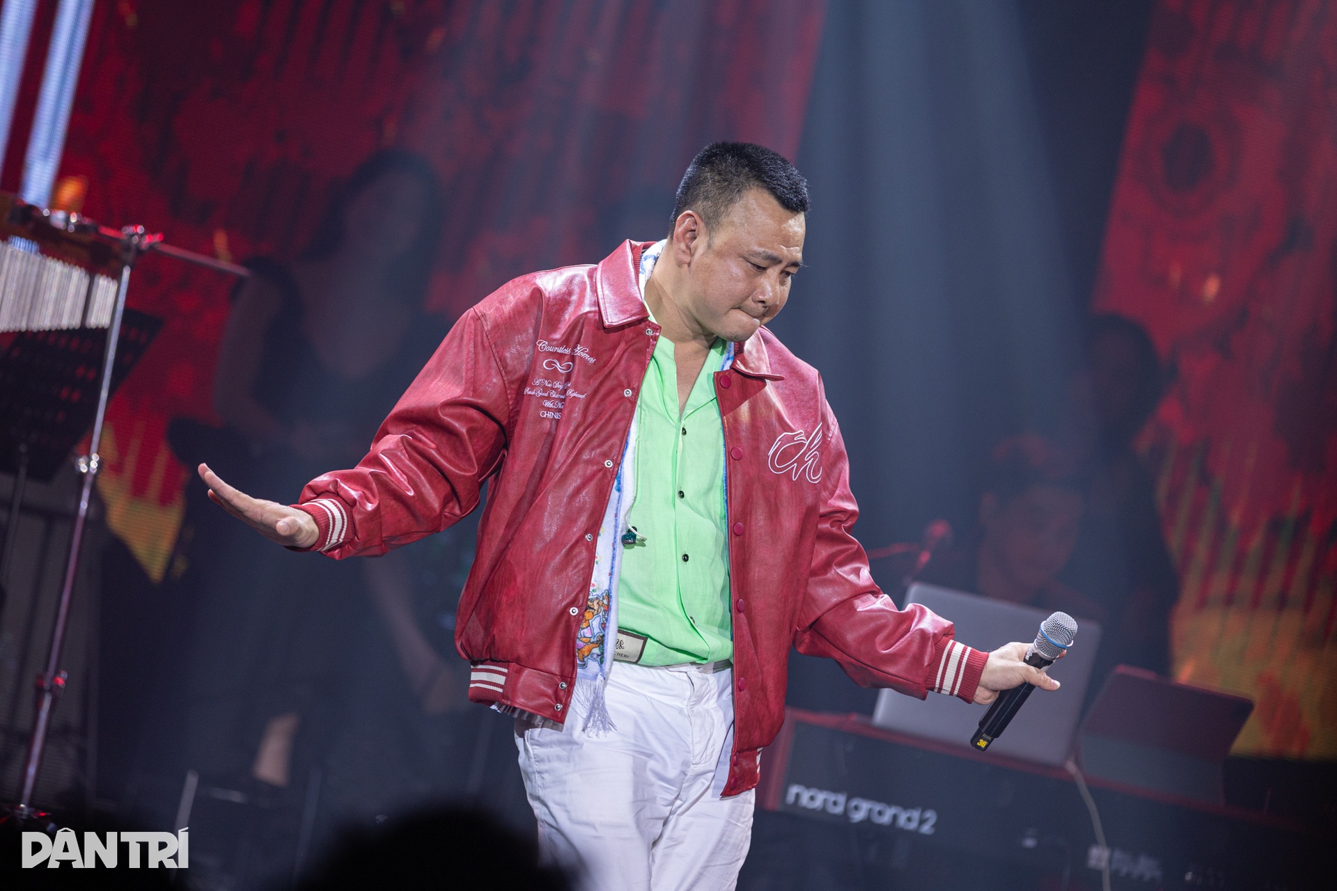 NSND Tự Long hát nhạc chế hài hước khiến khán giả bật cười - 3 NSND Tự Long hát nhạc chế hài hước khiến khán giả bật cười - 3