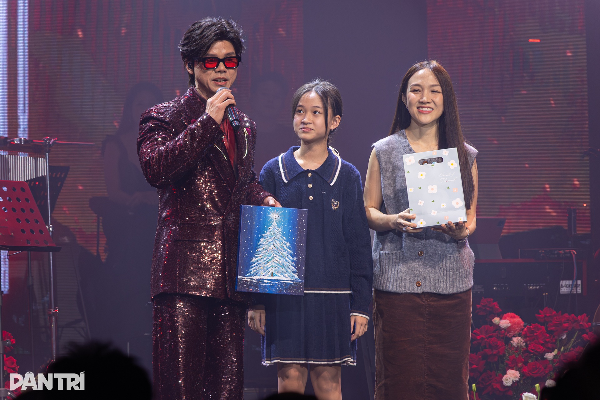 NSND Tự Long hát nhạc chế hài hước khiến khán giả bật cười - 4 NSND Tự Long hát nhạc chế hài hước khiến khán giả bật cười - 4