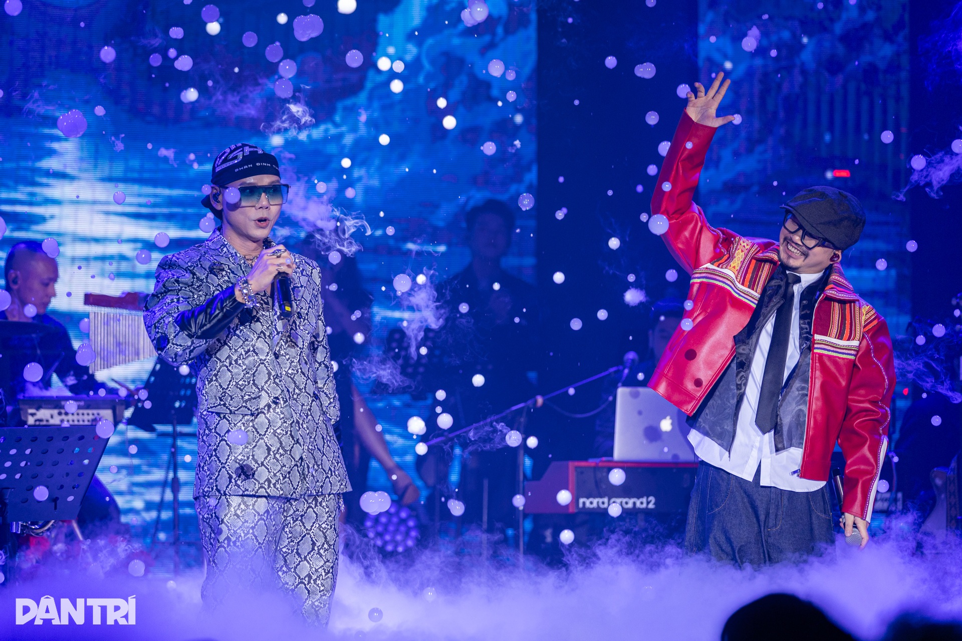 NSND Tự Long hát nhạc chế hài hước khiến khán giả bật cười - 5 NSND Tự Long hát nhạc chế hài hước khiến khán giả bật cười - 5