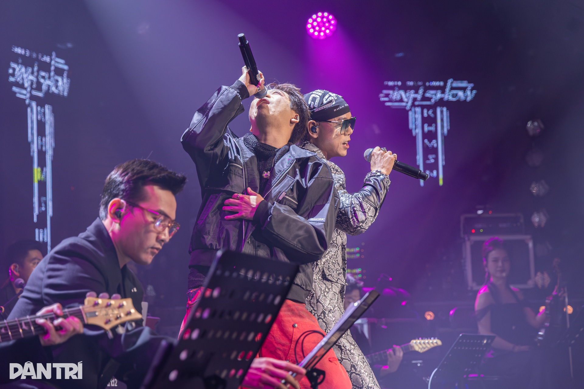 NSND Tự Long hát nhạc chế hài hước khiến khán giả bật cười - 7 NSND Tự Long hát nhạc chế hài hước khiến khán giả bật cười - 7