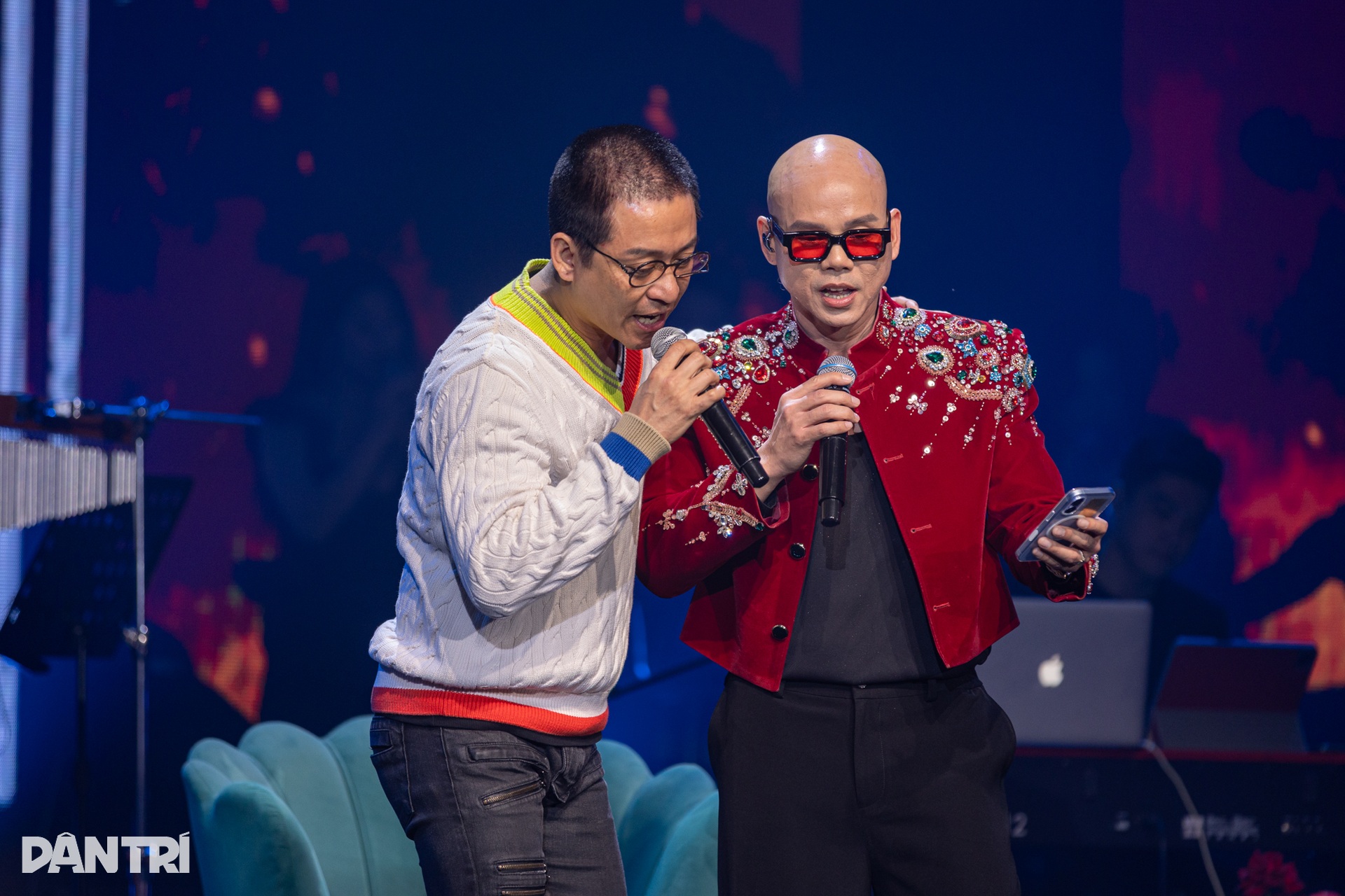 NSND Tự Long hát nhạc chế hài hước khiến khán giả bật cười - 6 NSND Tự Long hát nhạc chế hài hước khiến khán giả bật cười - 6