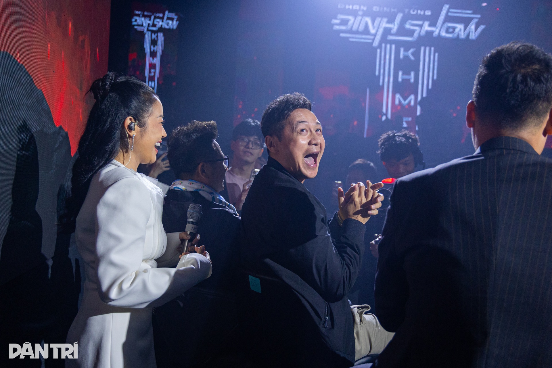 NSND Tự Long hát nhạc chế hài hước khiến khán giả bật cười - 8 NSND Tự Long hát nhạc chế hài hước khiến khán giả bật cười - 8