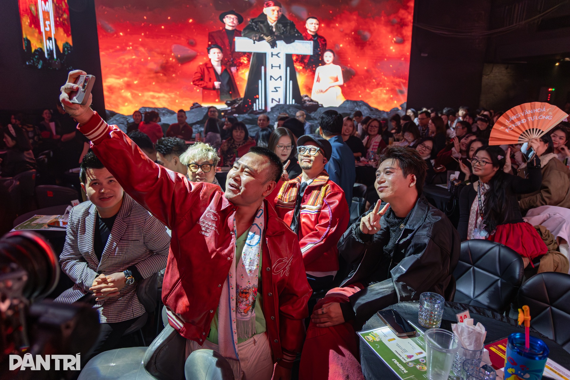 NSND Tự Long hát nhạc chế hài hước khiến khán giả bật cười - 9 NSND Tự Long hát nhạc chế hài hước khiến khán giả bật cười - 9