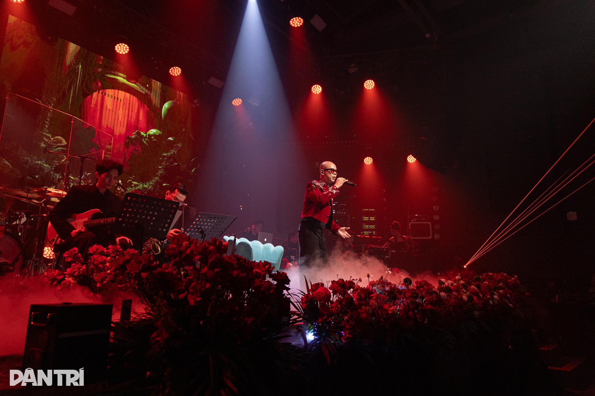 NSND Tự Long hát nhạc chế hài hước khiến khán giả bật cười - 10 NSND Tự Long hát nhạc chế hài hước khiến khán giả bật cười - 10