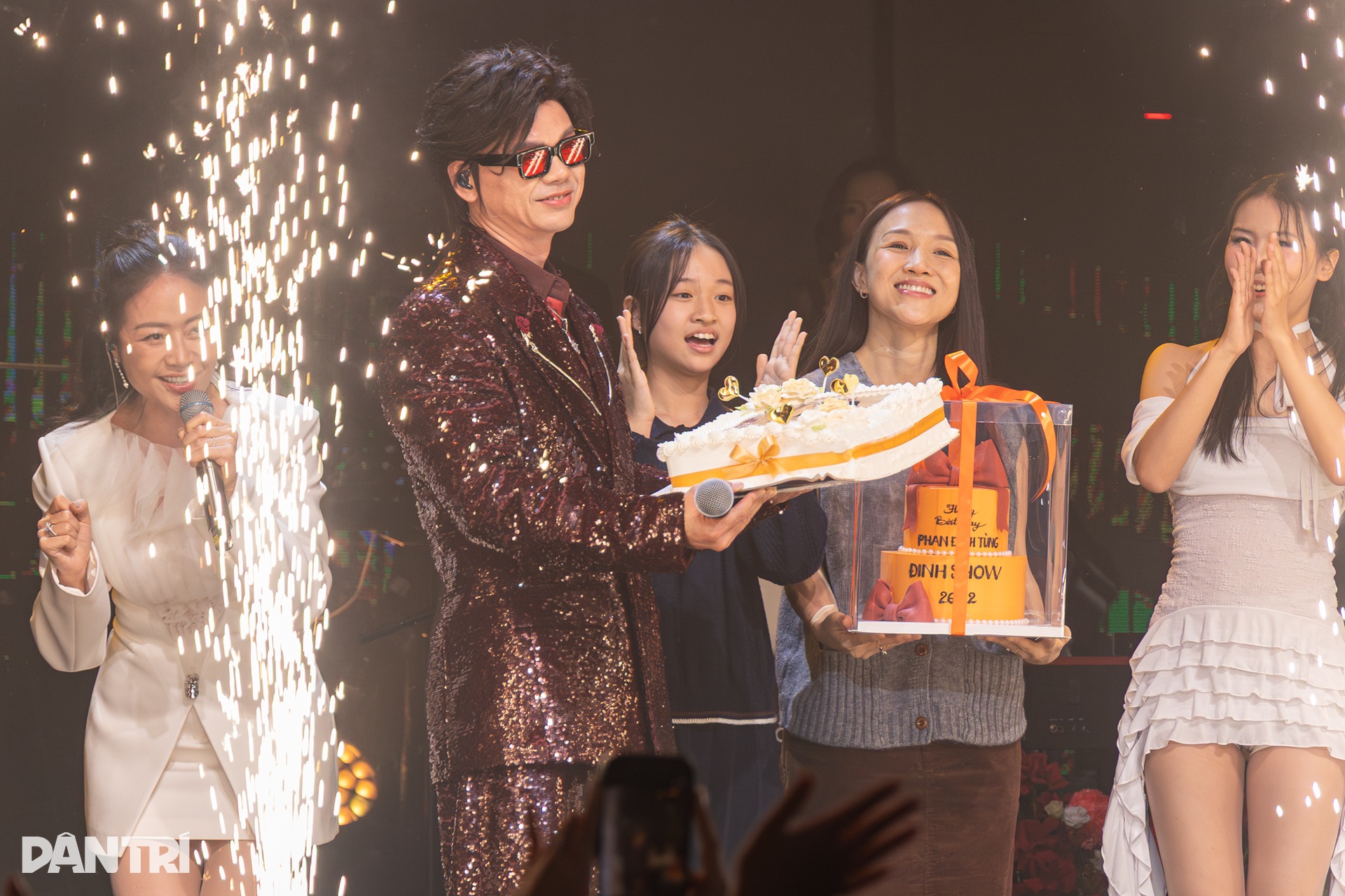 NSND Tự Long hát nhạc chế hài hước khiến khán giả bật cười - 11 NSND Tự Long hát nhạc chế hài hước khiến khán giả bật cười - 11