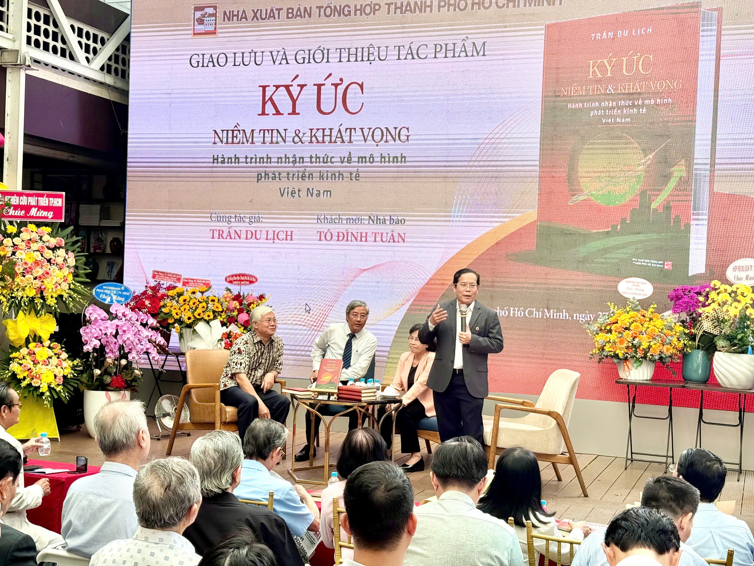 TS Trần Du Lịch ra mắt hồi ký cuộc đời và hành trình nhận thức về mô hình phát triển kinh tế - Ảnh 2.