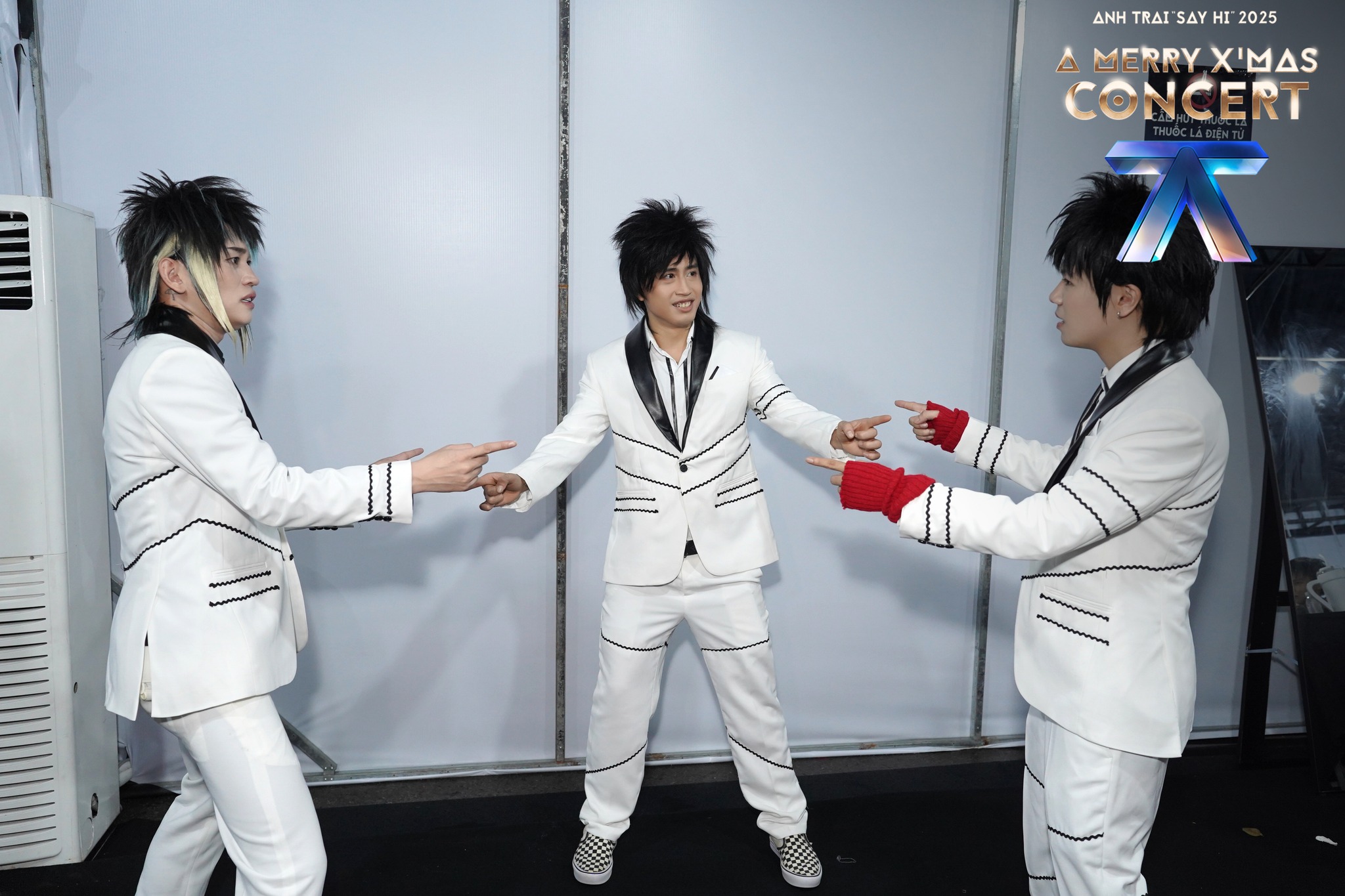 Độ chịu chi của fan trước concert 'Anh trai say hi' và buổi tổng duyệt 'bất ổn'- Ảnh 7. Độ chịu chi của fan trước concert 'Anh trai say hi' và buổi tổng duyệt 'bất ổn'- Ảnh 7.