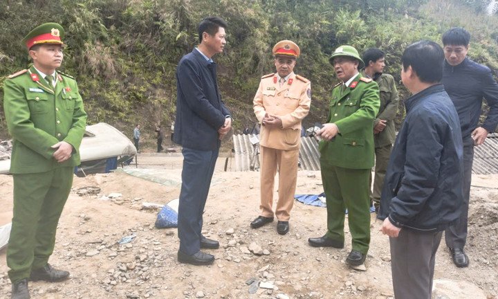 Sức khỏe 9 nạn nhân bị thương trong vụ lật xe chở đoàn thiện nguyện hiện ra sao? 3 Ông Nguyễn Thế Phước, Phó Chủ tịch Thường trực UBND tỉnh Lào Cai trực tiếp đến hiện trường chỉ đạo công tác khắc phục hậu quả.