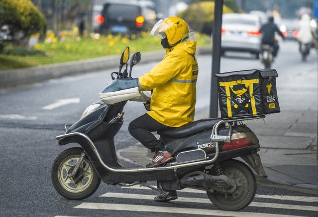 63 tuổi vẫn làm shipper kiếm tiền, người đàn ông bị khóa app vì lý do không ngờ- Ảnh 2.