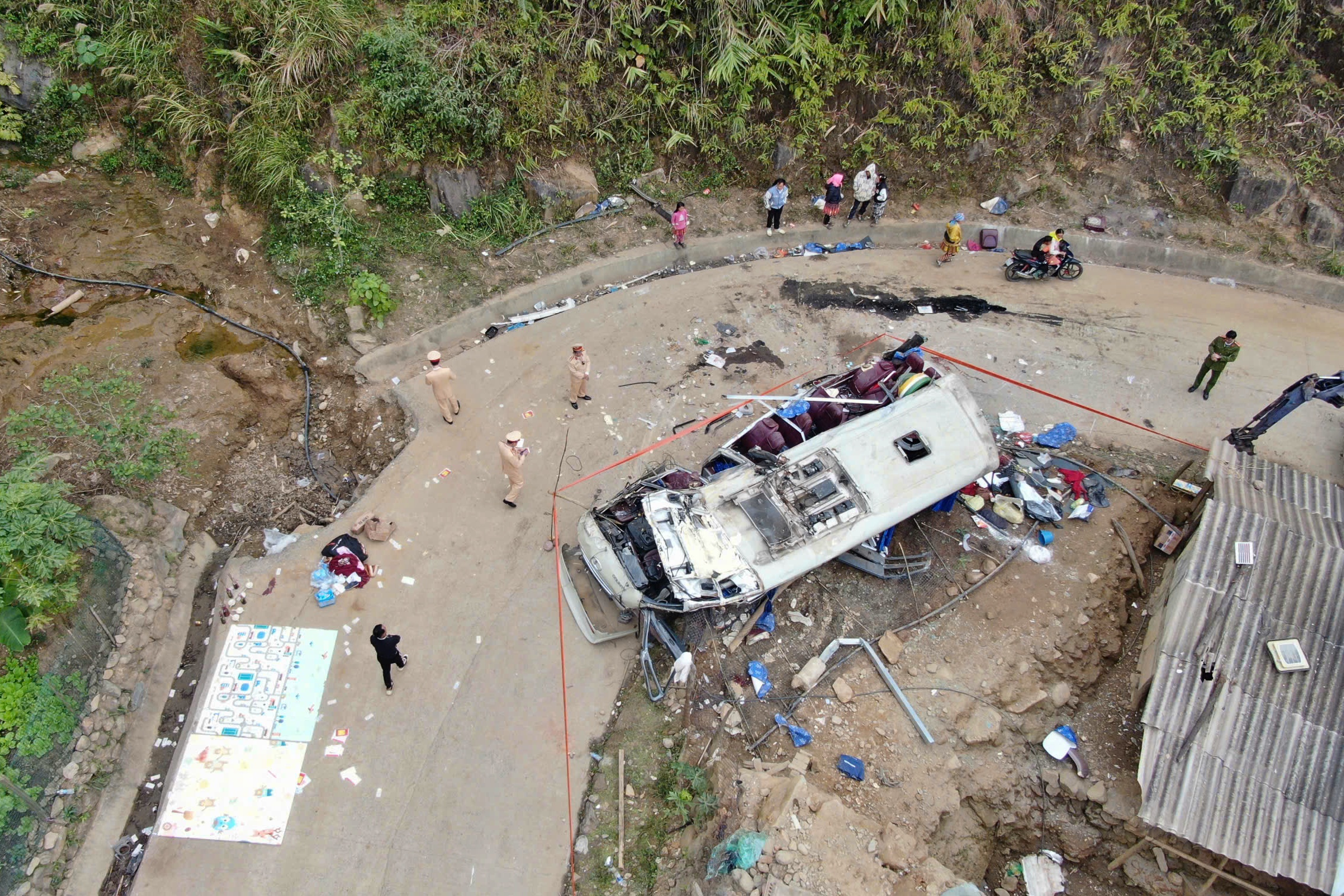 Danh tính 9 nạn nhân bị thương trong vụ lật xe đoàn thiện nguyện ở Lào Cai - Ảnh 2.