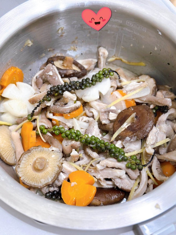 Cách làm dạ dày hầm tiêu xanh: Xào trước bao tử với ít mỡ heo, cho rau củ vào hầm cho ngọt nước, nấu 1 trái dừa tươi và thêm nước lọc.