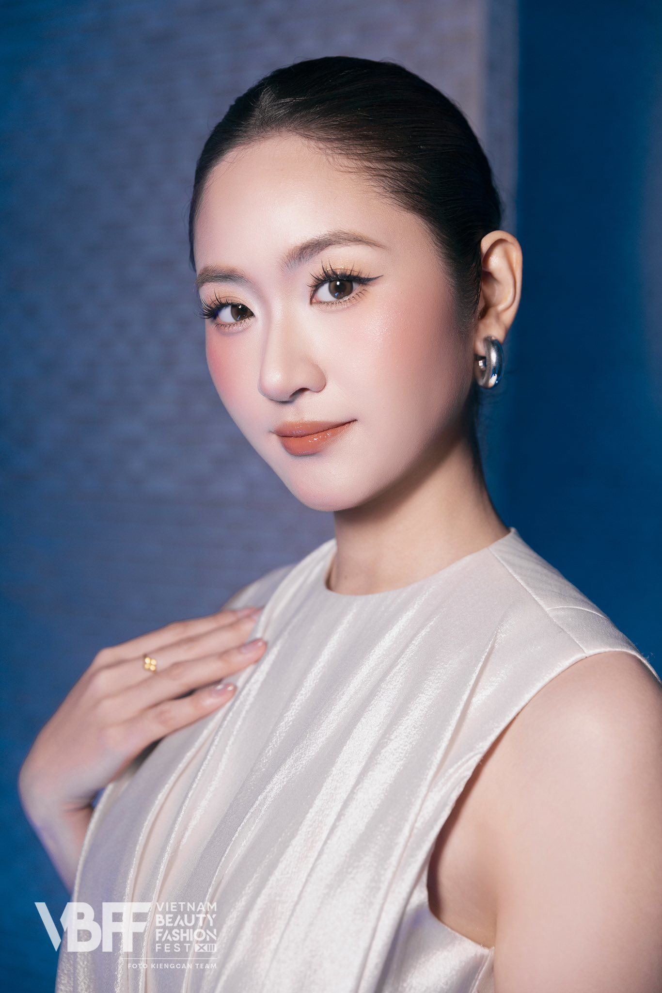 Phạm Thị Huyền Trang sinh năm 2000, đến từ Hà Tĩnh, sở hữu chiều cao 1m69. Cô tốt nghiệp Khoa Kinh tế - Luật, Trường Đại học Thương mại. Trong thời gian theo học tại Khoa Kinh tế – Luật, Trường Đại học Thương mại (Hà Nội), Huyền Trang từng xuất sắc giành quán quân cuộc thi The Face – Gương mặt sinh viên của khoa.