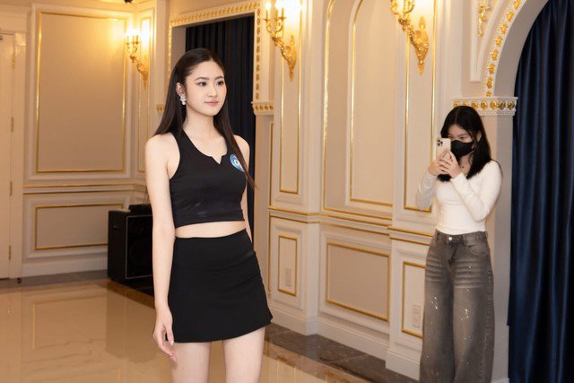 Sở hữu gương mặt khả ái cùng tính cách nhẹ nhàng, ngọt ngào, cô để lại nhiều thiện cảm ngay từ vòng hồ sơ của Miss World Vietnam 2025.