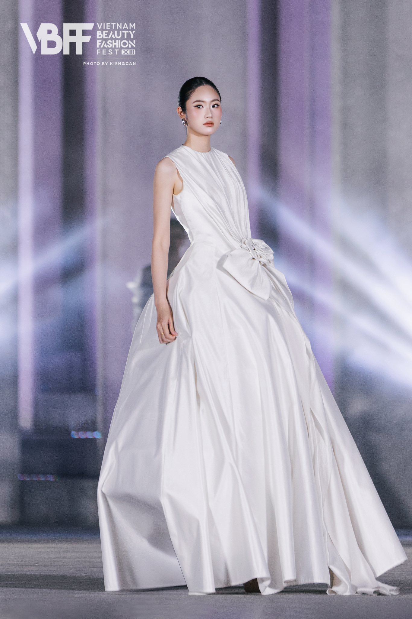 Phạm Thị Huyền Trang sinh năm 2000, đến từ Hà Tĩnh, sở hữu chiều cao 1m69. Cô tốt nghiệp Khoa Kinh tế - Luật, Trường Đại học Thương mại. Trong thời gian theo học tại Khoa Kinh tế – Luật, Trường Đại học Thương mại (Hà Nội), Huyền Trang từng xuất sắc giành quán quân cuộc thi The Face – Gương mặt sinh viên của khoa.