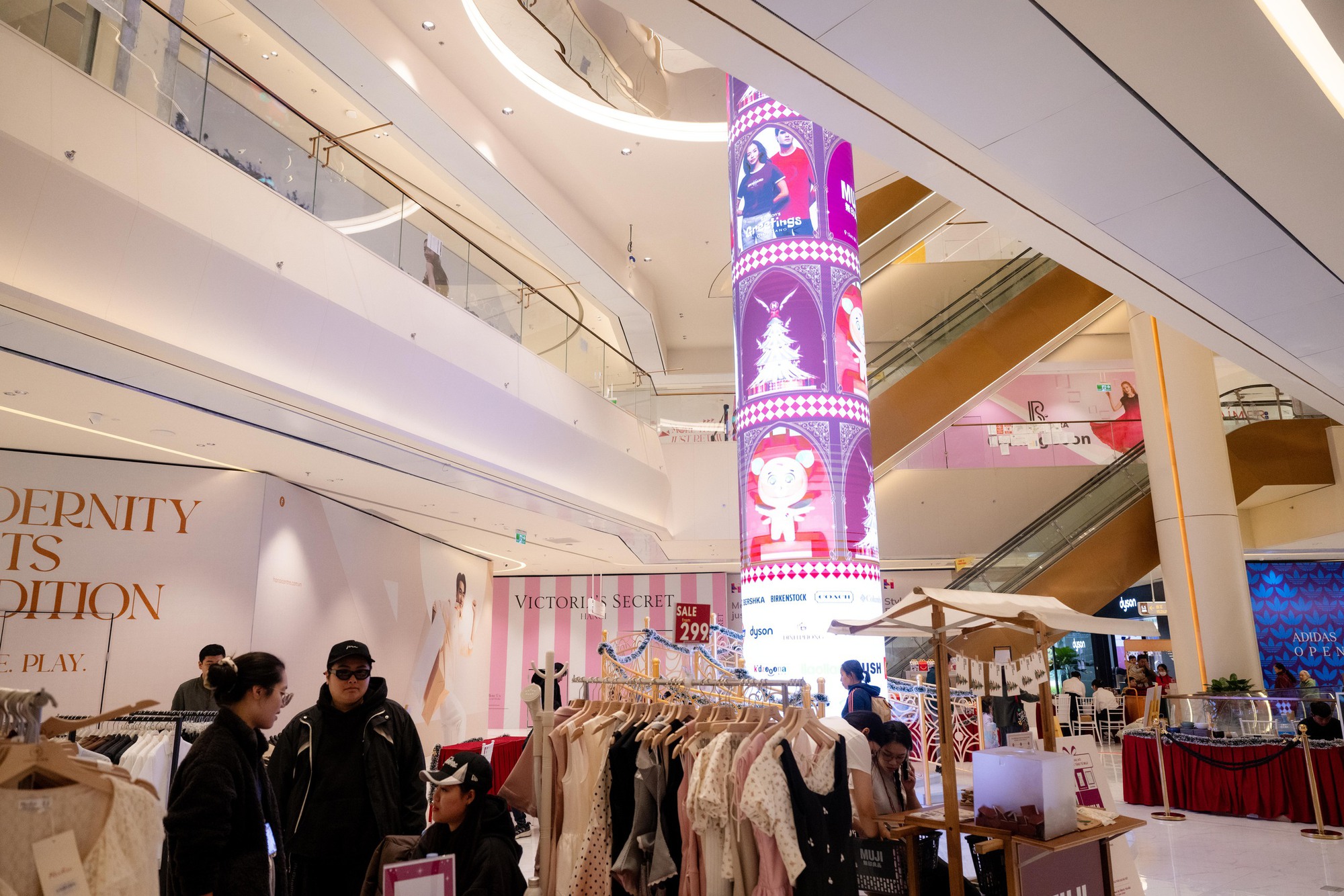 Ngày đầu tiên hoạt động, TTTM Hanoi Centre dù chưa mở hết gian hàng vẫn được đặt nhiều kỳ vọng- Ảnh 13.