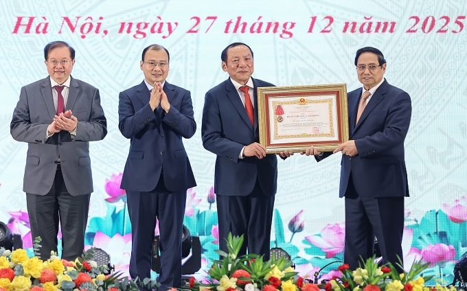 Thủ tướng trao Huân chương Lao động hạng 3 cho Bộ Văn hóa, Thể thao và Du lịch. Ảnh: Nhật Bắc