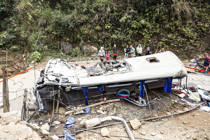 Khu vực xe chở đoàn từ thiện bị lật ở Lào Cai: Dốc dài 1km, cua gấp hình tam giác- Ảnh 2.