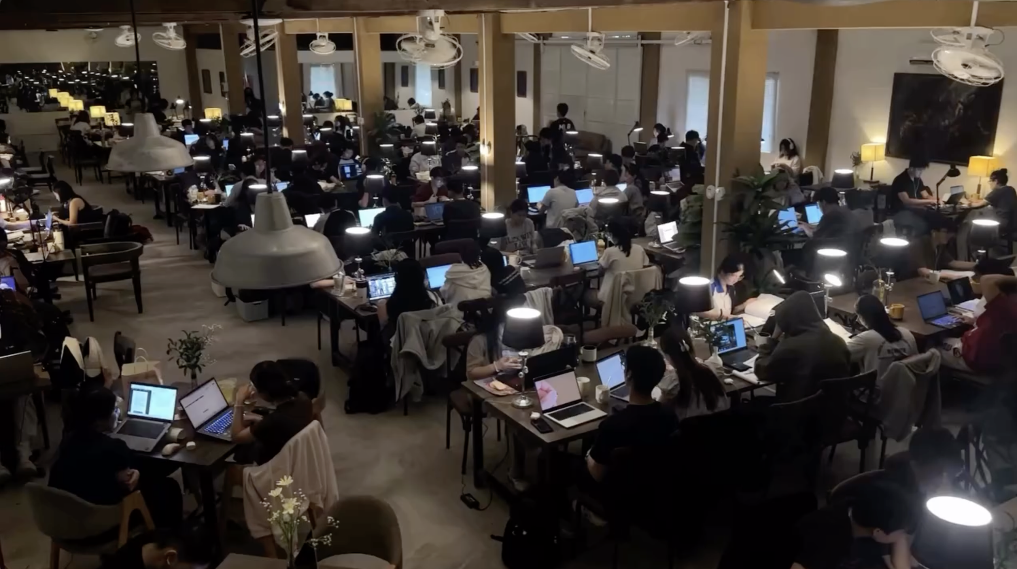 Cảnh tượng học hành kinh khủng tại 1 quán cà phê ở Việt Nam, ai nhìn vào cũng thấy thật thua kém- Ảnh 4.