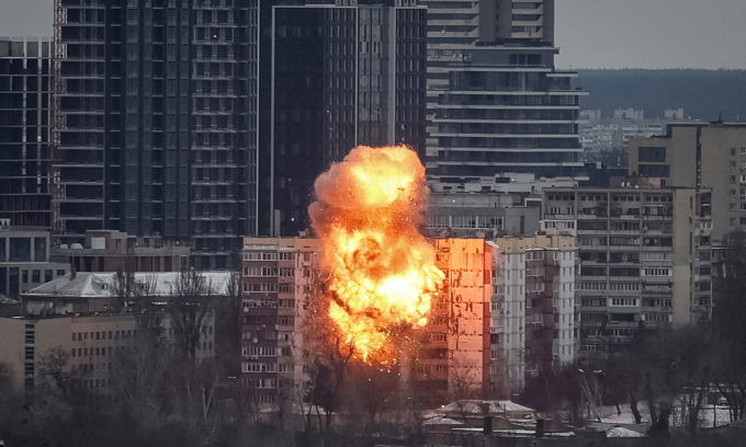 Vụ nổ nghi do UAV Nga gây ra khi đâm vào tòa nhà tại Kiev, Ukraine ngày 27/12. Ảnh: Reuters