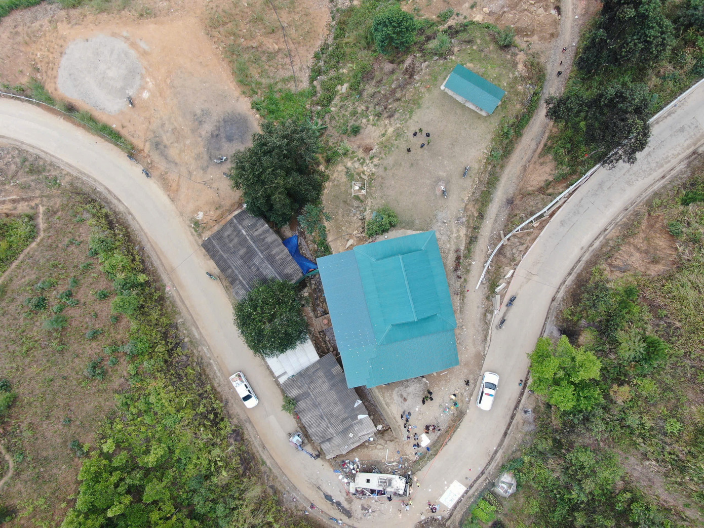 Vụ lật xe chở đoàn đi từ thiện khiến 9 người chết: Nhân chứng kể lúc xe lật, nạn nhân rơi ra ngoài- Ảnh 4.