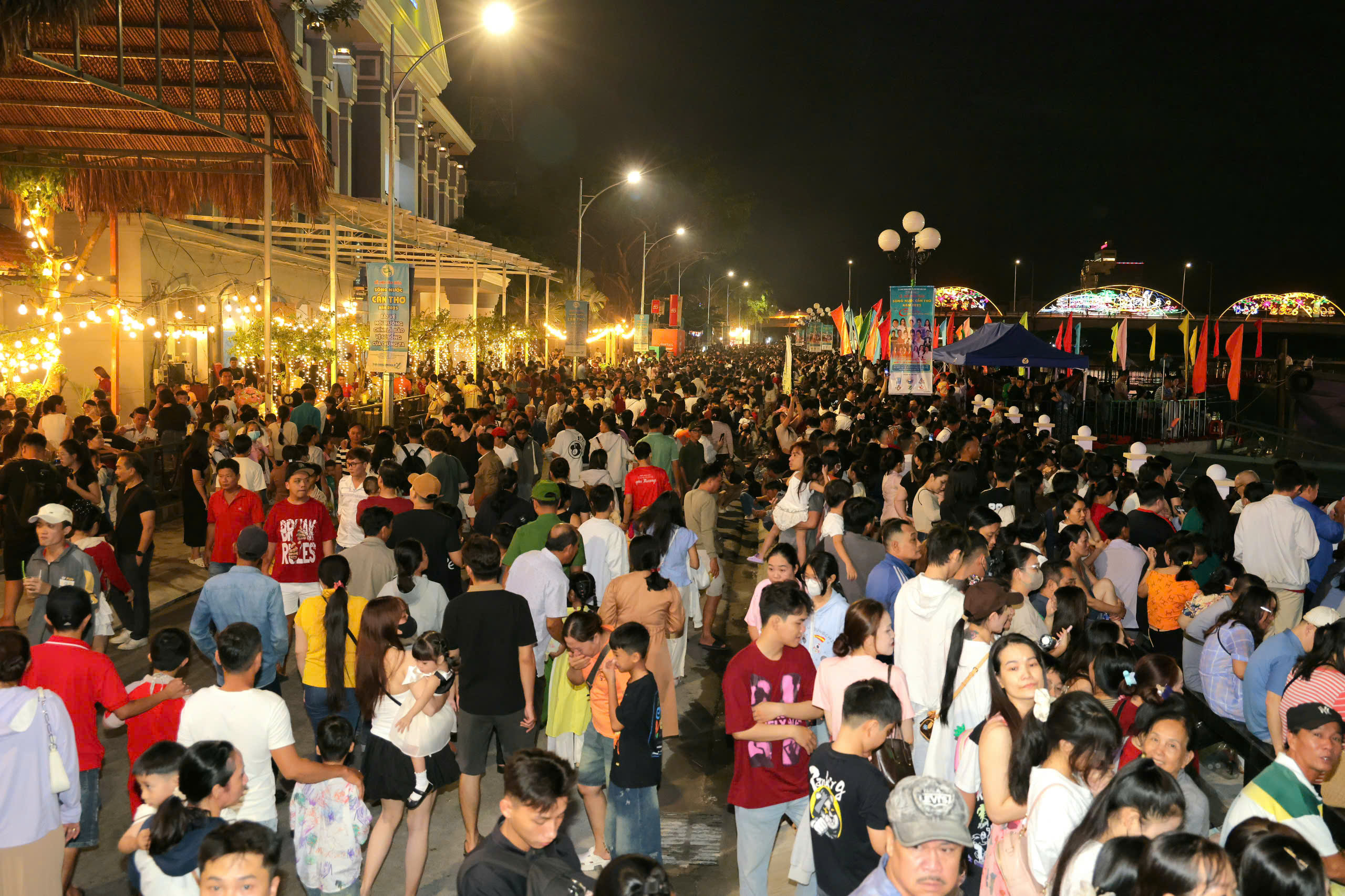 Đông nghịt người xem khai mạc lễ hội văn hóa sông nước Cần Thơ- Ảnh 2.