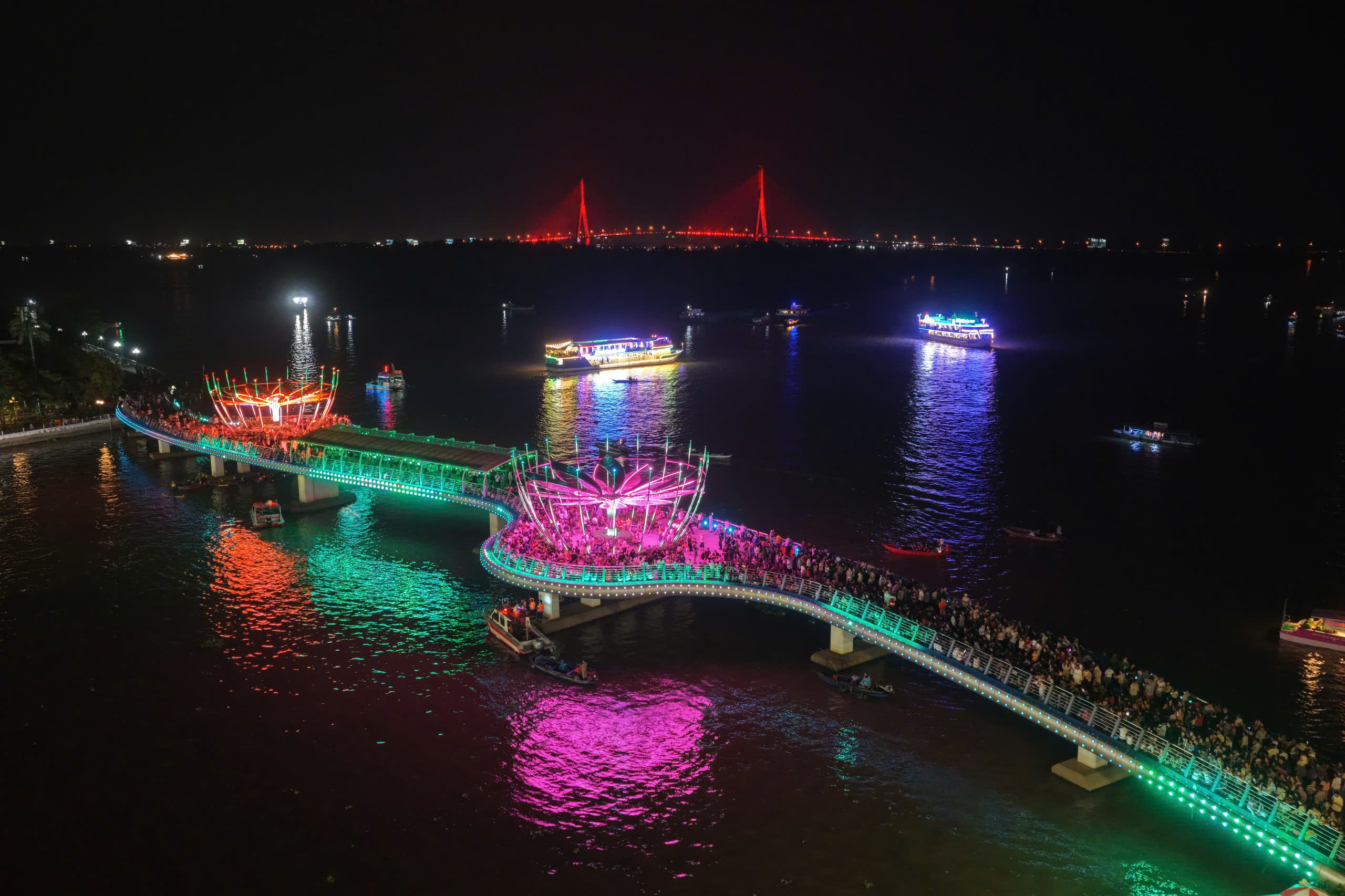 Đông nghịt người xem khai mạc lễ hội văn hóa sông nước Cần Thơ- Ảnh 4.