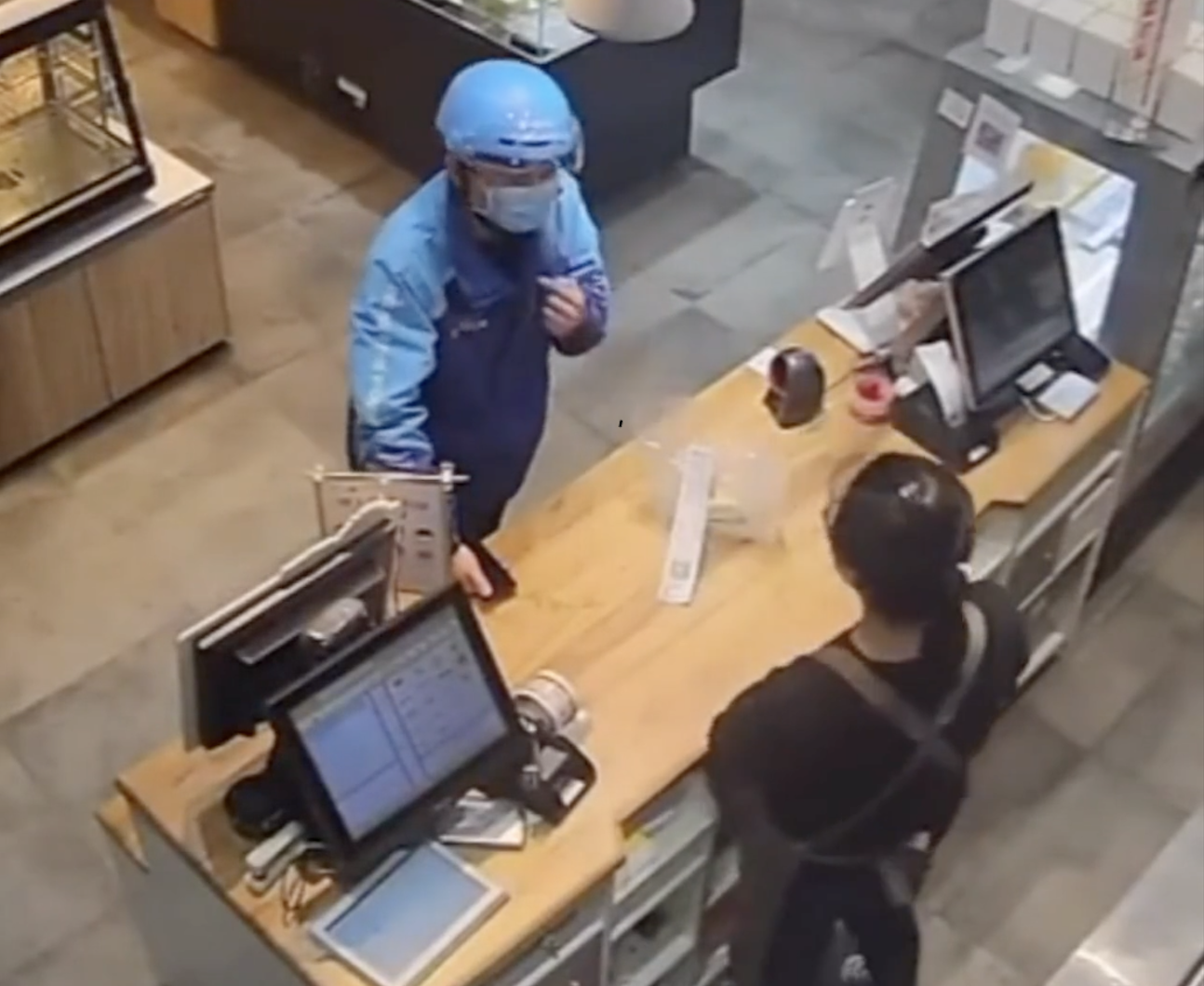 Lấy bánh kem đi giao, nam shipper bất ngờ phát hiện dấu hiệu lạ bên trong khiến anh bật khóc- Ảnh 2.