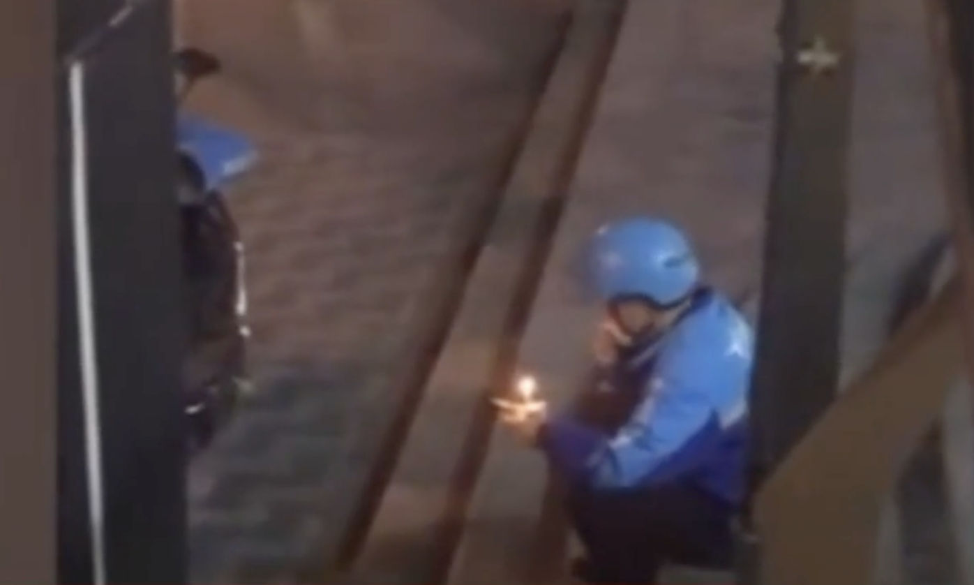 Lấy bánh kem đi giao, nam shipper bất ngờ phát hiện dấu hiệu lạ bên trong khiến anh bật khóc- Ảnh 3.