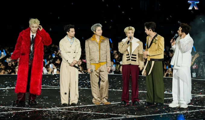 Từ trái qua gồm JeyB, Negav, Karik, Vũ Cát Tường Ngô Kiến Huy giao lưu cùng MC Trấn Thành (phải) sau tiết mục Người như anh xứng đáng cô đơn. Ảnh: Ban tổ chức cung cấp