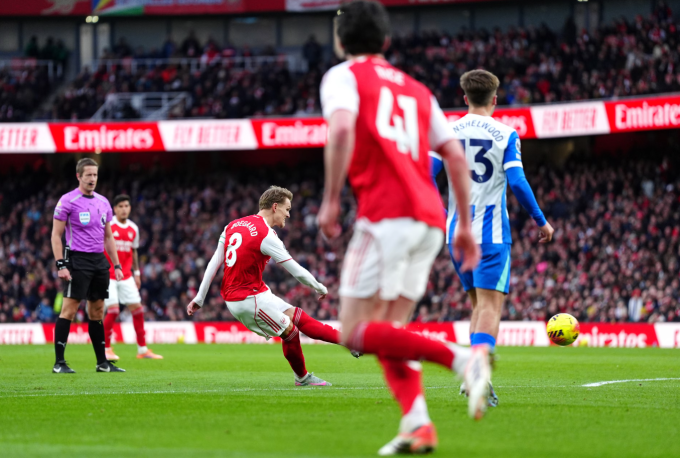 Martin Odegaard dứt điểm từ ngoài vòng cấm mở tỷ số trong trận Arsenal thắng Brighton 2-1 ở vòng 18 Ngoại hạng Anh trên sân Emirates, London, Anh ngày 27/12/2025. Ảnh: PA