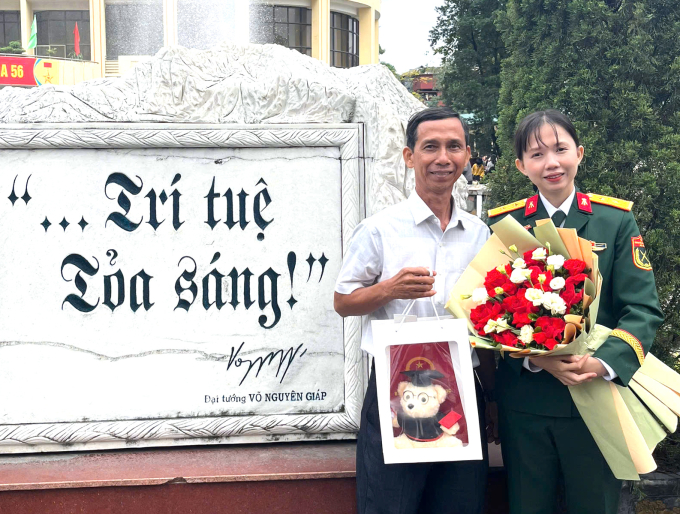 Bố từ Tây Ninh ra Hà Nội dự lễ tốt nghiệp của Thoại. Ảnh: Nhân vật cung cấp