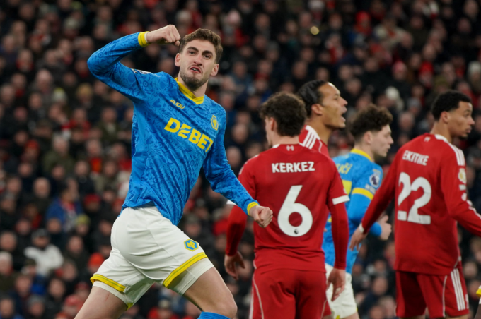 Santiago Bueno mừng bàn rút ngắn cách biệt cho Wolves. Ảnh: AP