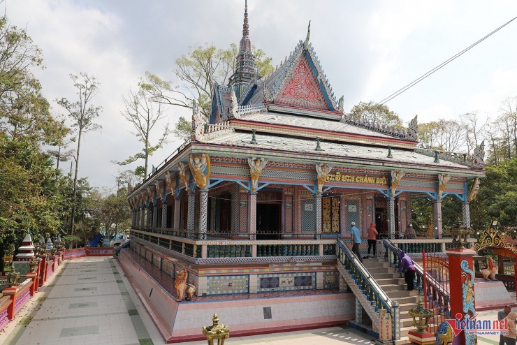 Chánh điện chùa Chén Kiểu làm từ gạch men và những mảnh vỡ của chén, đĩa