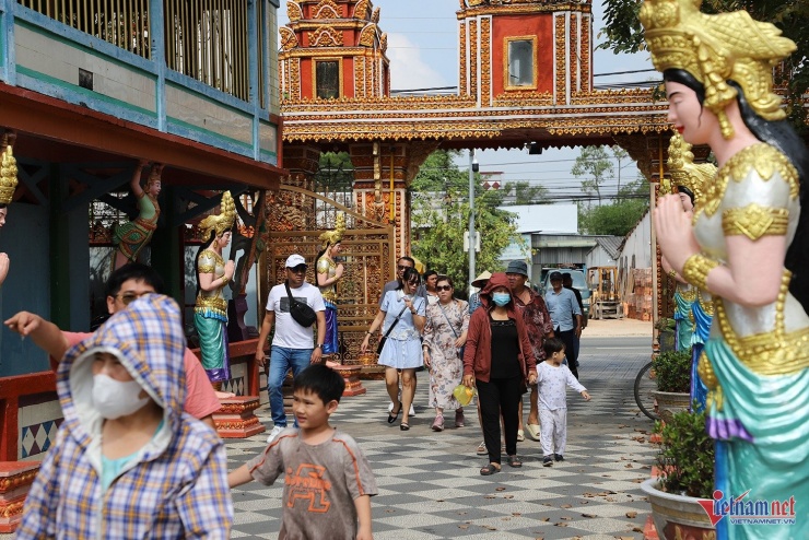 Đông đảo du khách ghé thăm, chiêm ngưỡng ngôi chùa "độc nhất vô nhị" làm từ chén, đĩa vỡ ở miền Tây