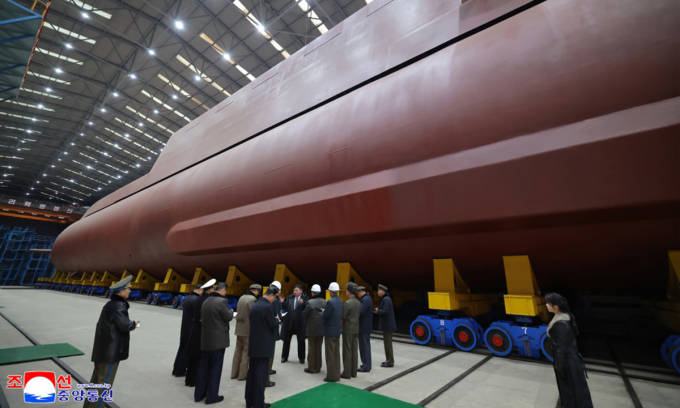 Lãnh đạo Triều Tiên Kim Jong-un phát biểu bên cạnh tàu ngầm hạt nhân trong ảnh công bố hôm 25/12. Ảnh: KCNA