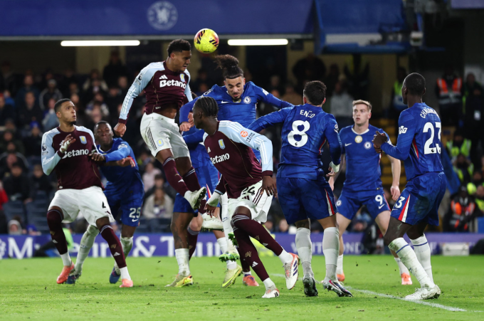 Ollie Watkins đánh đầu ấn định chiến thắng 2-1. Ảnh: Reuters