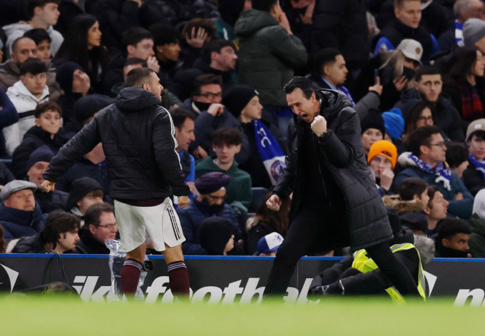 HLV Unai Emery mừng bàn của Ollie Watkins. Ảnh: Reuters