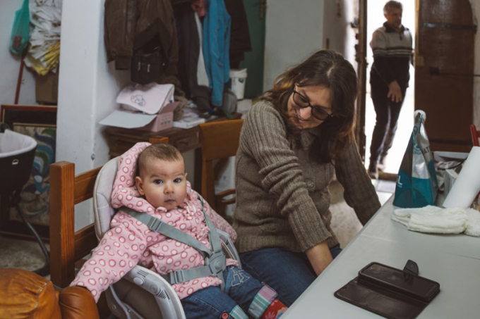 Bé Lara và mẹ. Ảnh: The Guardian