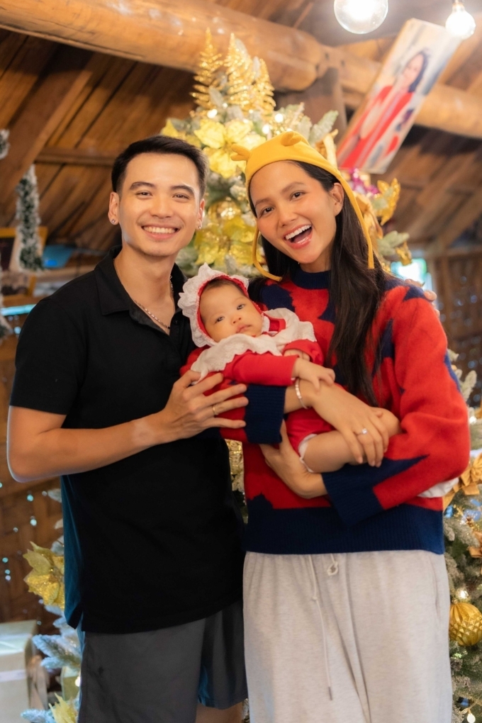 Vợ chồng HHen Niê cùng con gái chụp ảnh Giáng sinh đầu tiên bên nhau tại nhà sàn trong một lần về Dak Lak hồi tháng 11.