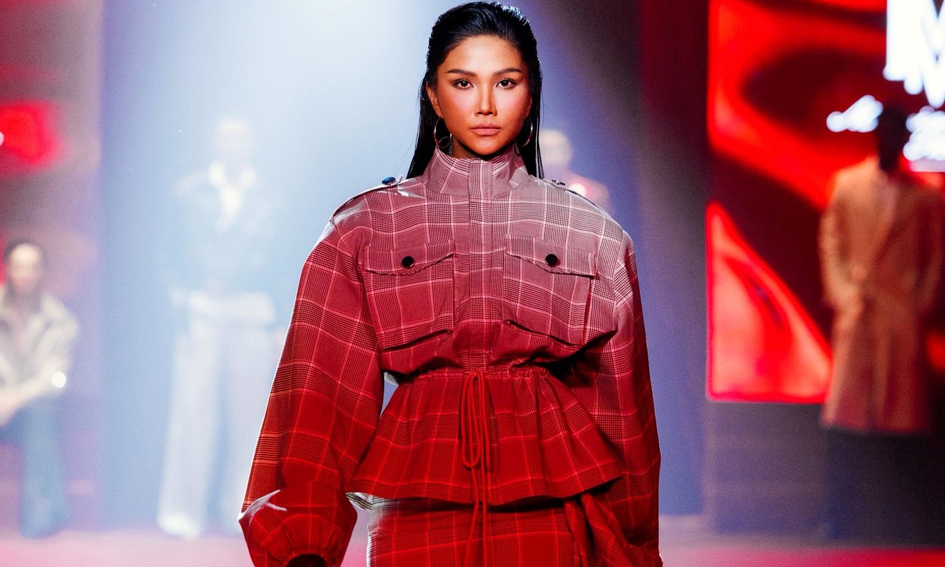 H'Hen Niê lần đầu catwalk sau sinh con