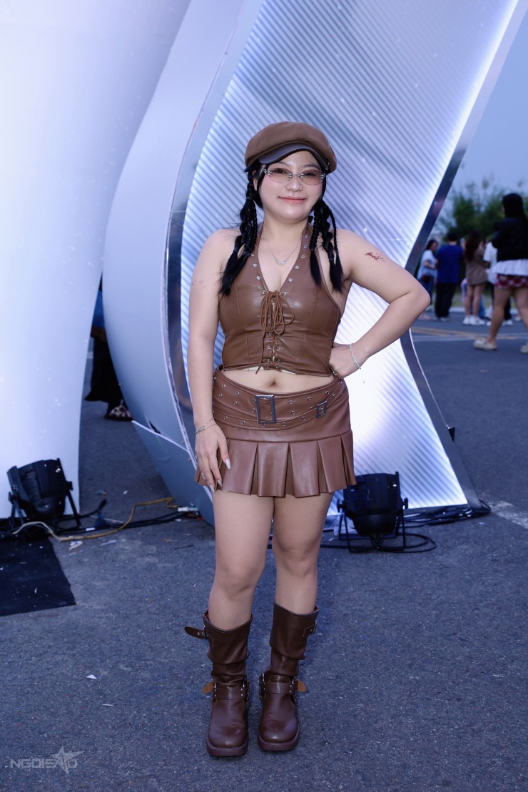 Nguyễn Thị Ái Sương, kinh doanh tự do tại Đăk Lăk, bắt xe vào TP HCM để xem concert. Cô thuê trang phục với chi phí 250.000 đồng. Ái Sương mong chờ sự xuất hiện của Ngô Kiến Huy vì yêu thích style và tính cách của anh.