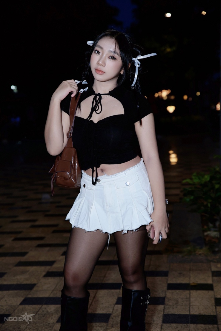 Quỳnh Anh, sinh năm 2007, sinh viên Đại học Giao thông Vận tải, thuê dịch vụ trang điểm với chi phí 500.000 đồng, tổng tiền trang phục hơn một triệu đồng. Quỳnh Anh yêu thích Bùi Trường Linh và mong ca sĩ tiếp tục phát triển trong tương lai.